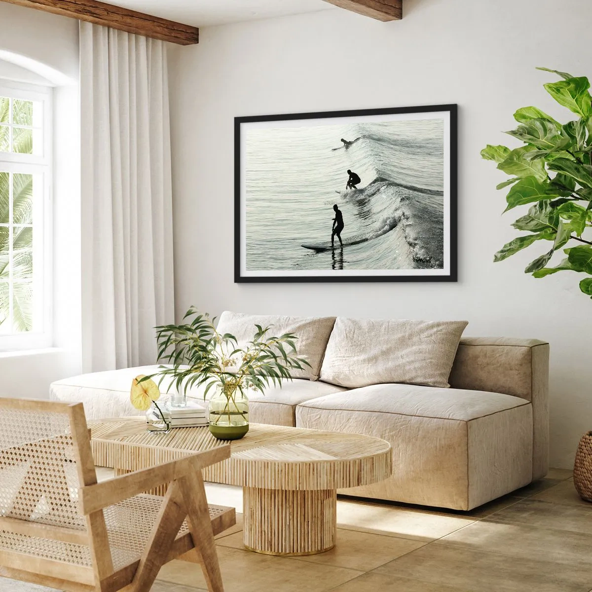 Affiche dans un cadre noir - Poster - Surfeurs sur les vagues dans une photo monochrome - 70x50cm - A la rencontre de la vague - Décoration murale moderne pour le salon et la chambre ARTTOR