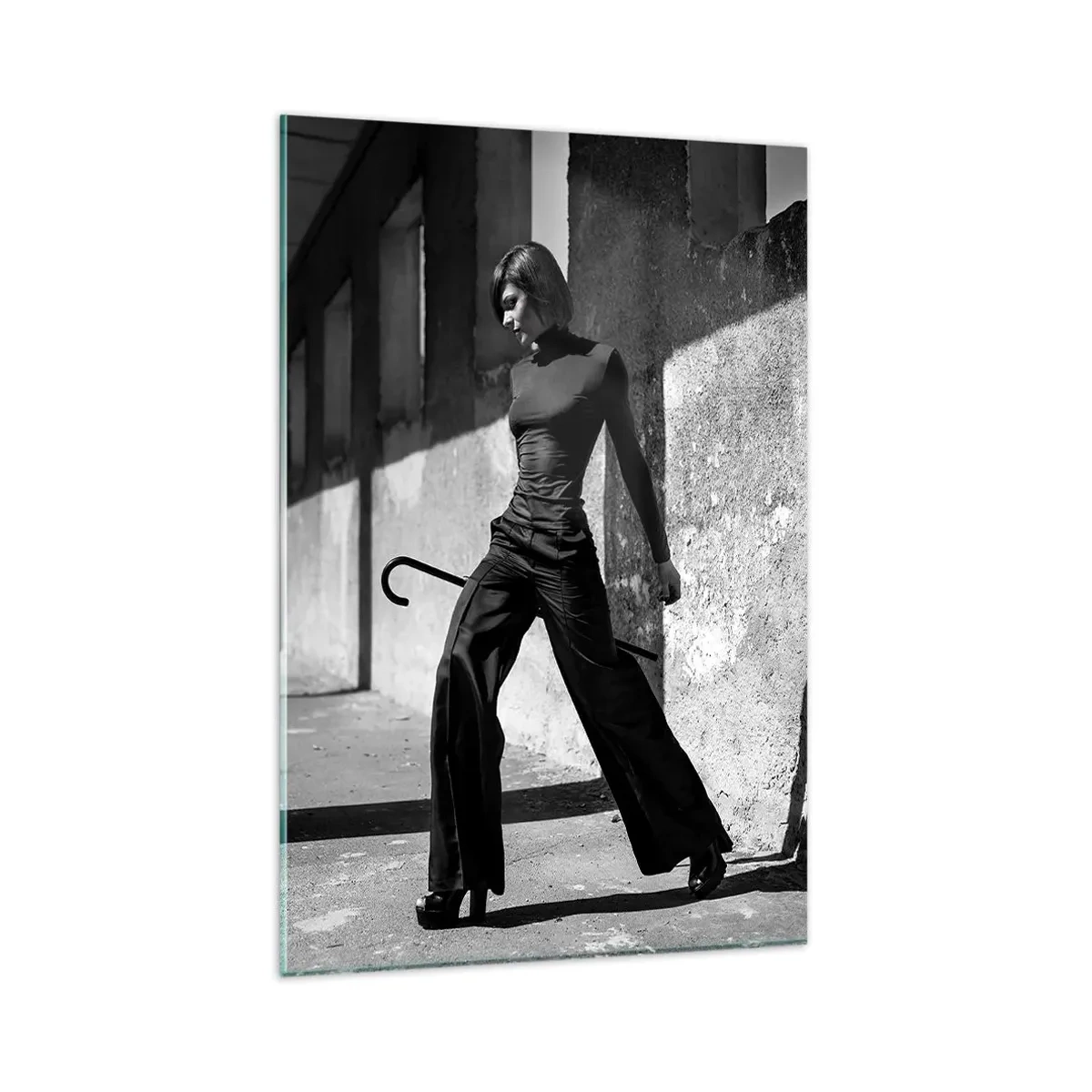 Impression sur verre - Image sur verre - Femme élégante dans un environnement industriel - 80x120cm - Élégance urbaine - Décoration murale moderne pour le salon et la chambre ARTTOR