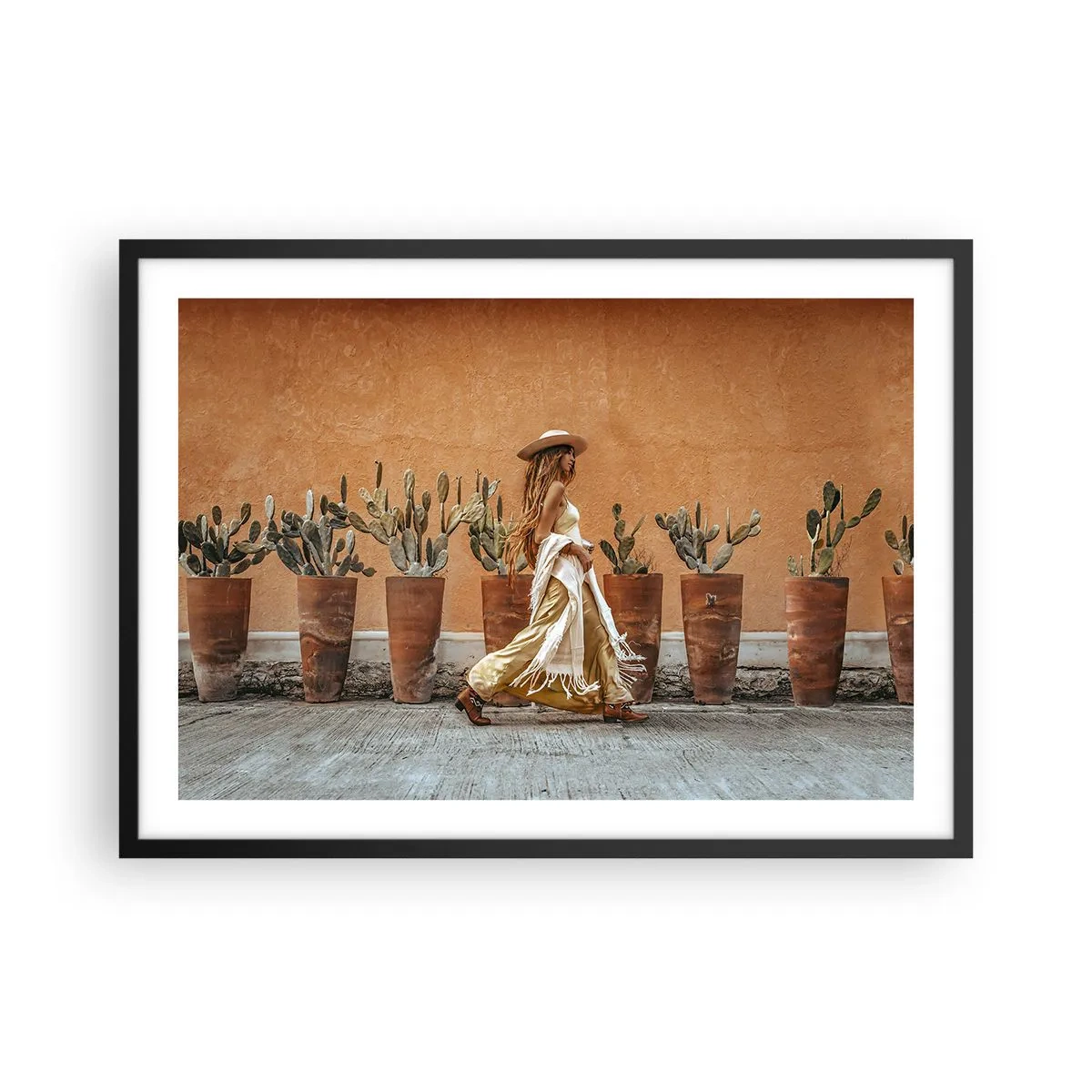Affiche dans un cadre noir - Poster - Une femme dans un style bohème avec des pots de cactus en arrière-plan. - 70x50cm - Style hippie - Décoration murale moderne pour le salon et la chambre ARTTOR