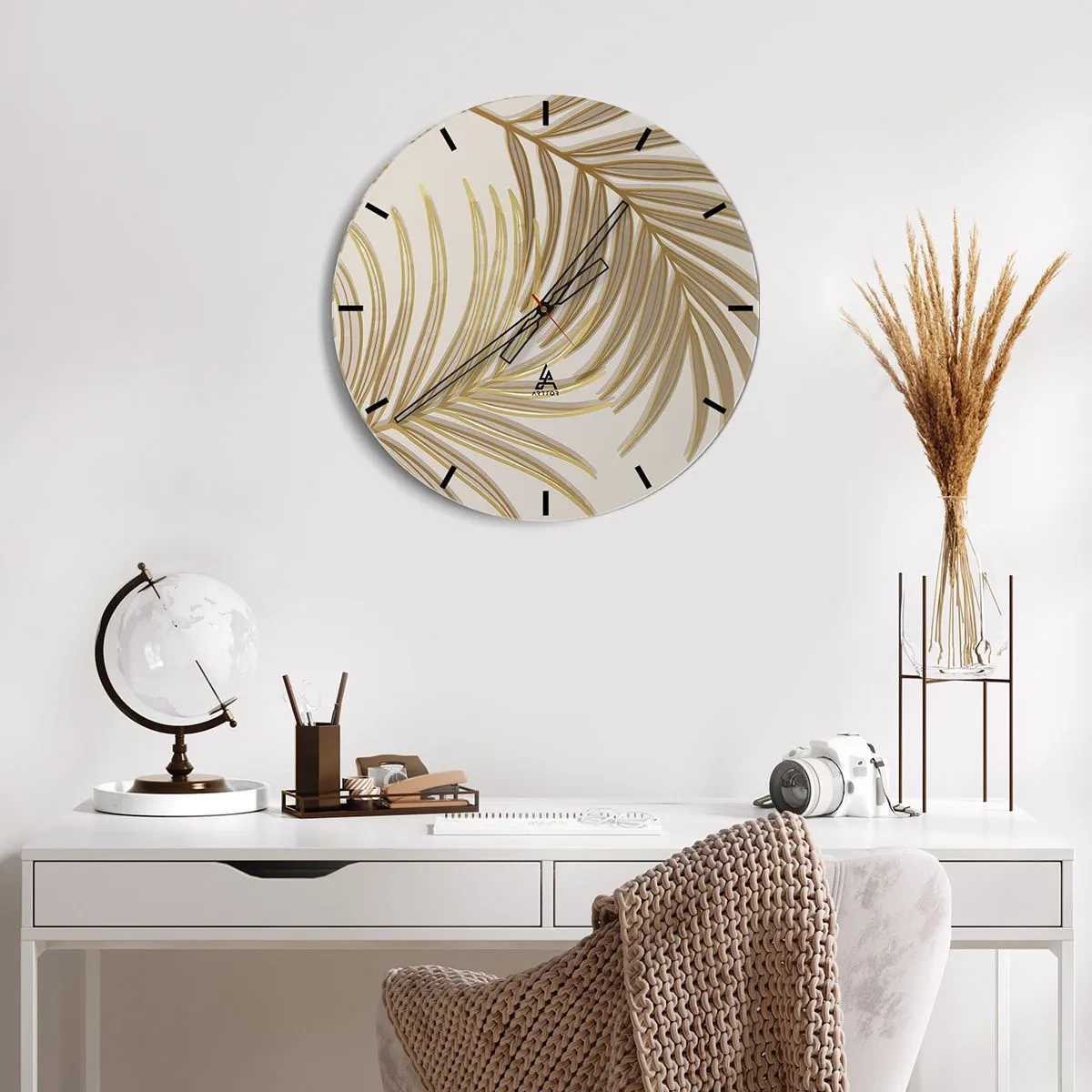 Horloge murale - Pendule murale - Feuilles de palmier dorées sur fond beige dans un arrangement élégant - 30x30cm - Palme d'or! - Décoration murale moderne pour le salon, la cuisine et la chambre ARTTOR