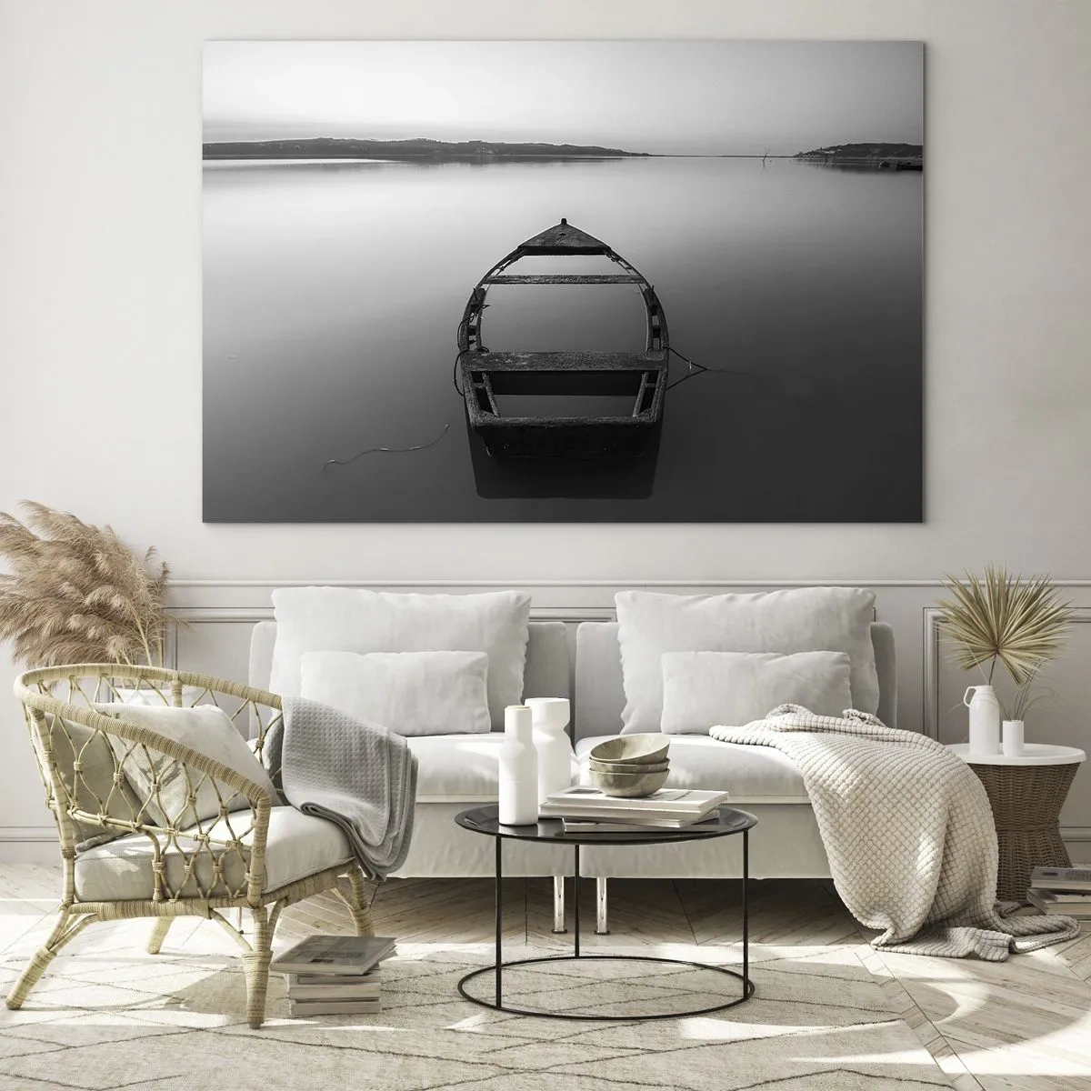 Impression sur verre - Image sur verre - Un vieux bateau sur une surface d'eau calme en noir et blanc - 70x50cm - Nostalgie et mélancolie - Décoration murale moderne pour le salon et la chambre ARTTOR
