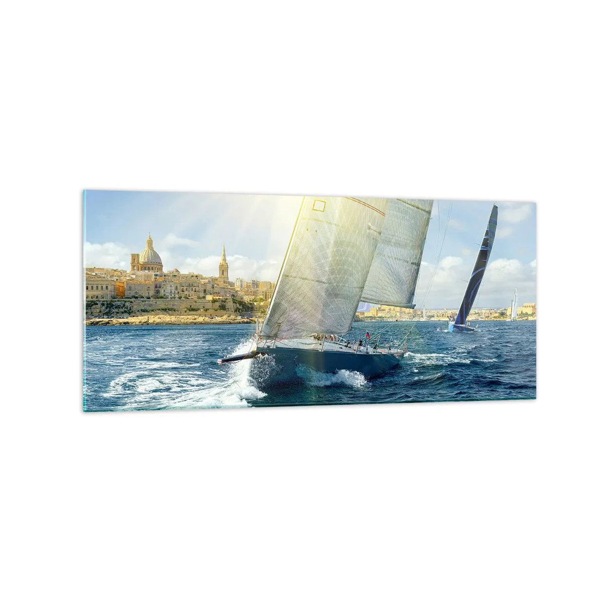 Impression sur verre - Image sur verre - Course de yachts sur fond de côte ensoleillée - 120x50cm - Il est temps de quitter la ville - Décoration murale moderne pour le salon et la chambre ARTTOR
