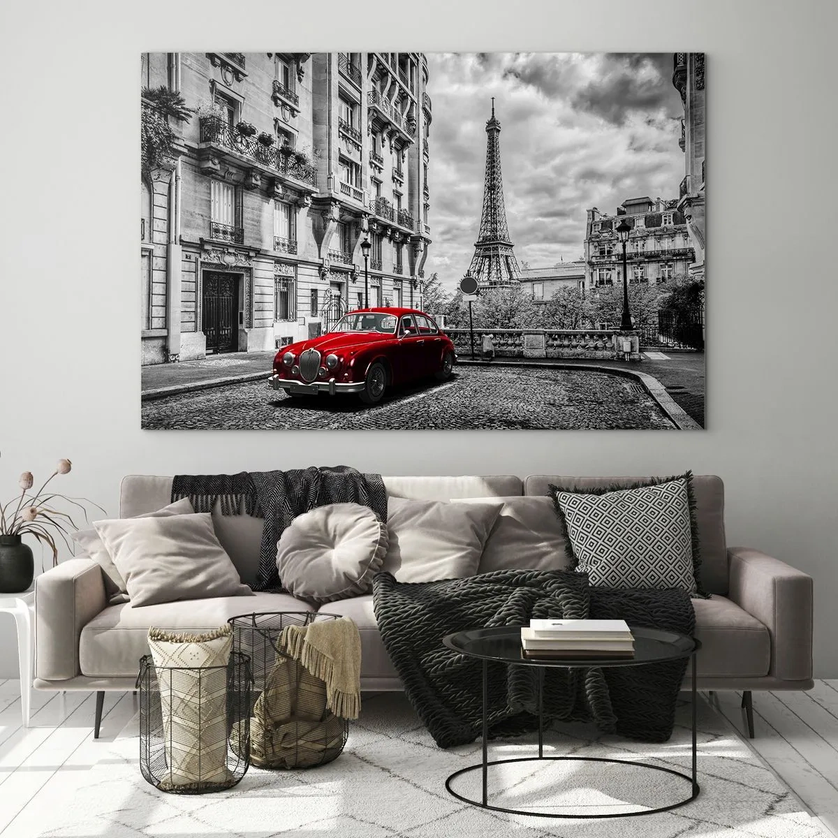 Impression sur verre - Image sur verre - Voiture rouge devant la Tour Eiffel à Paris en noir et blanc - 120x80cm - Prédateur dans la ville - Décoration murale moderne pour le salon et la chambre ARTTOR