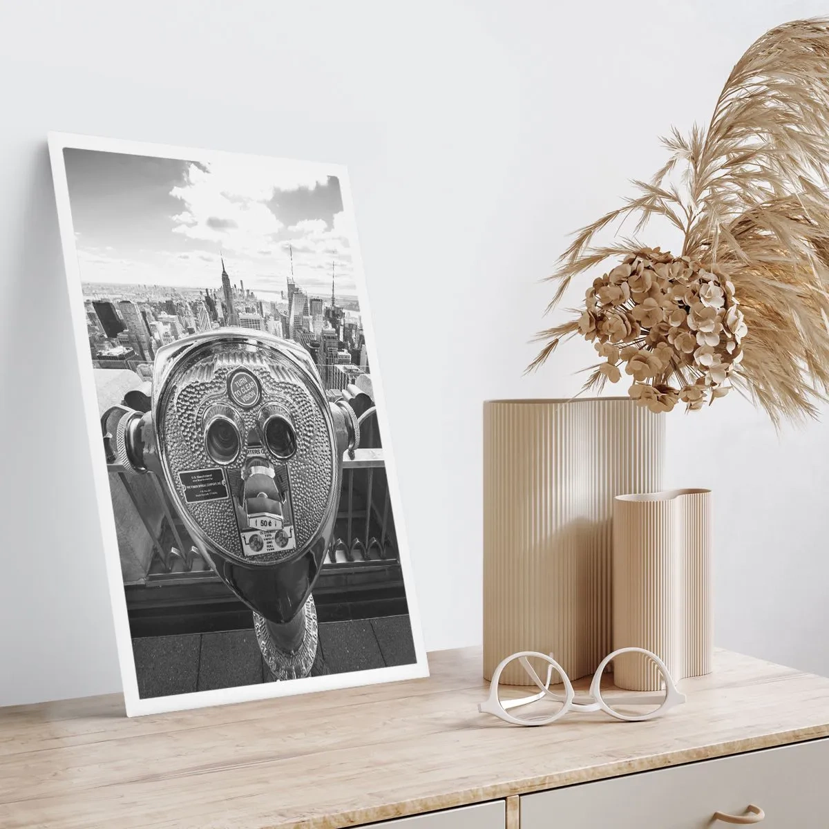 Affiche - Poster - Une vue monochrome de la ville de New York avec des jumelles au premier plan. - 50x70cm - Ville sur les villes - Décoration murale moderne pour le salon et la chambre ARTTOR