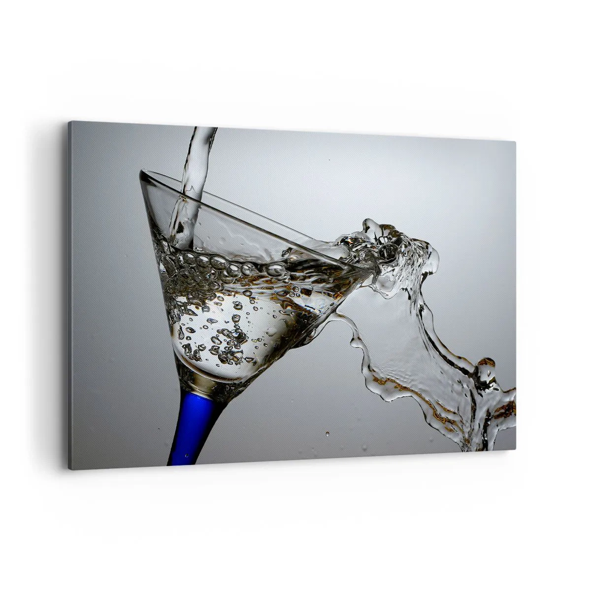 Impression sur toile - Image sur toile - Un verre d'eau en mouvement sur un fond clair - 120x80cm - Eau cristalline dans un verre cristal - Décoration murale moderne pour le salon et la chambre ARTTOR