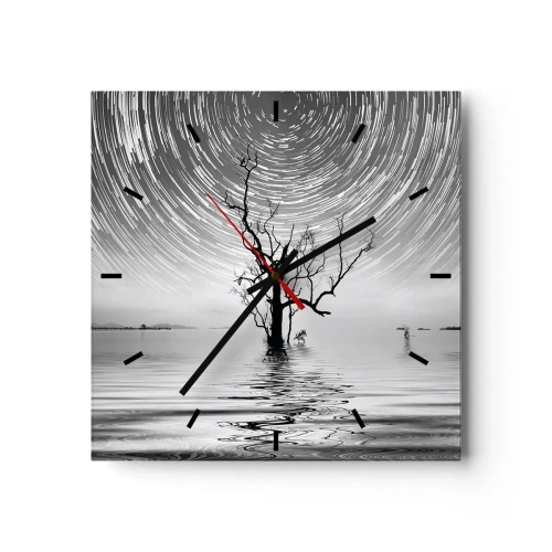 Horloge murale - Pendule murale - Un arbre dans l'eau sous un ciel nocturne avec des étoiles en mouvement - 30x30cm - La symphonie de la nature - Décoration murale moderne pour le salon et la chambre ARTTOR