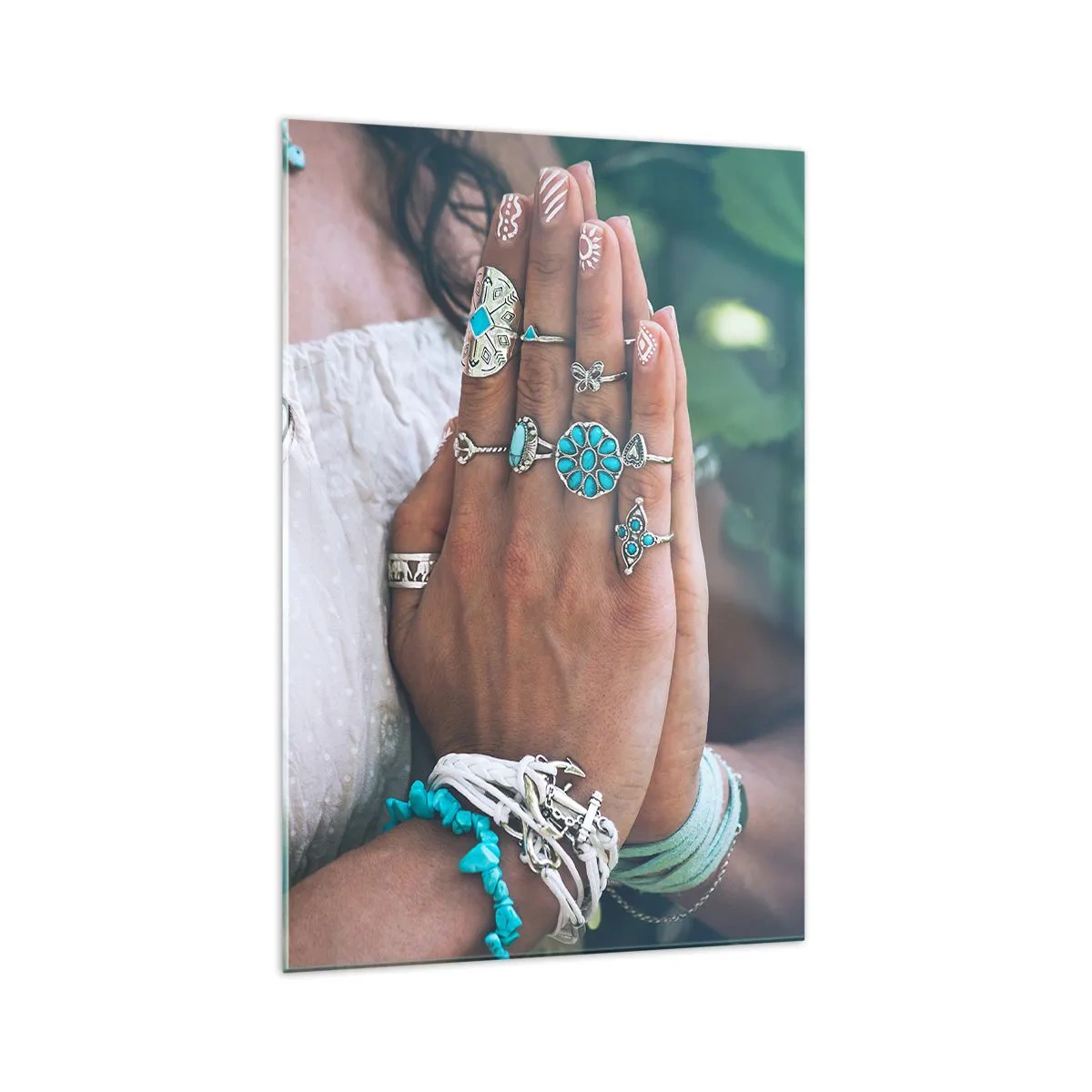 Impression sur verre - Image sur verre - Mains décorées de bijoux bohèmes - 70x100cm - Bienvenue au centre du bien-être - Décoration murale moderne pour le salon et la chambre ARTTOR