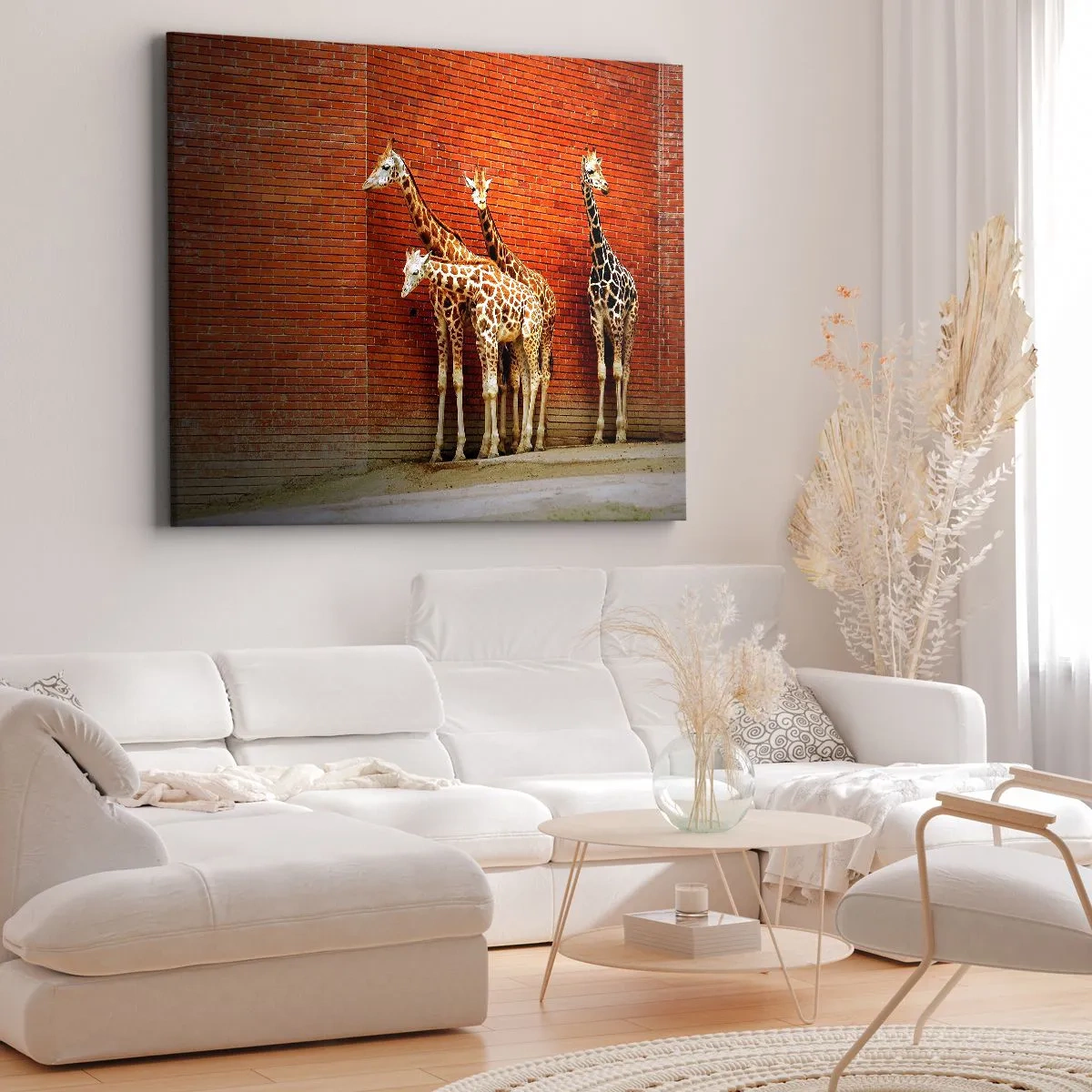 Impression sur toile - Image sur toile - Quatre girafes contre un mur de briques dans un décor artistique - 100x70cm - Voyez-vous des acacias ? - Décoration murale moderne pour le salon et la chambre ARTTOR