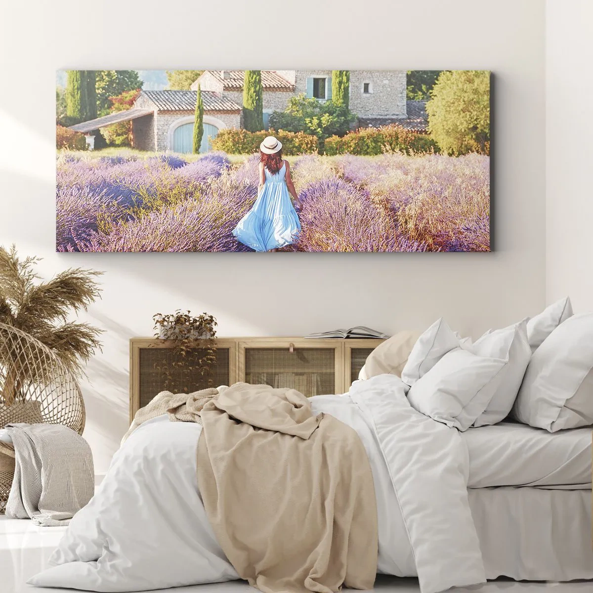 Impression sur toile - Image sur toile - Une femme en robe bleue marchant dans un champ de lavande avec vue sur une maison. - 160x50cm - Fille de la lavande - Décoration murale moderne pour le salon et la chambre ARTTOR