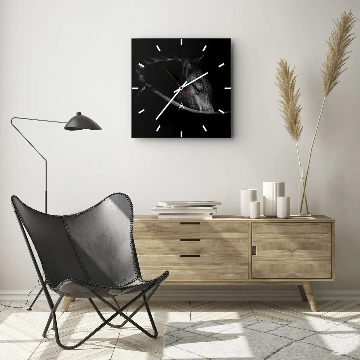 Horloge murale - Pendule murale - Portrait en noir et blanc d'un cheval avec un jeu subtil de lumière et d'ombre sur un fond sombre. - 30x30cm - Prince Noir - Décoration murale moderne pour le salon et la chambre ARTTOR