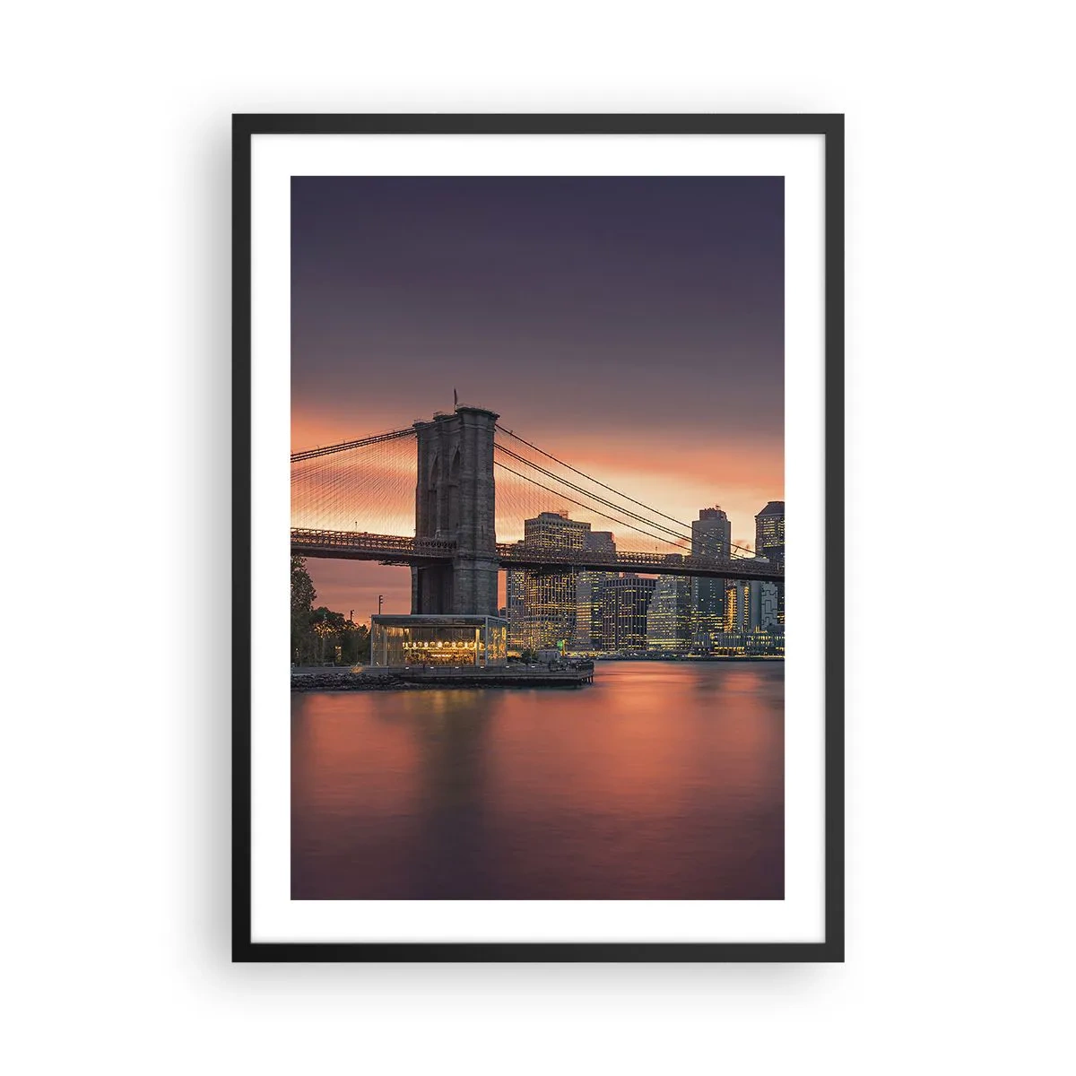 Affiche dans un cadre noir - Poster - Le pont de Brooklyn la nuit avec la ville illuminée en arrière-plan - 50x70cm - Immergé dans le silence lilas - Décoration murale moderne pour le salon et la chambre ARTTOR