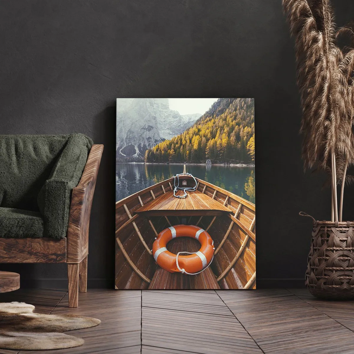 Impression sur toile - Image sur toile - Un bateau en bois sur un lac de montagne entouré de forêt - 50x70cm - Escapade en montagne - Décoration murale moderne pour le salon et la chambre ARTTOR