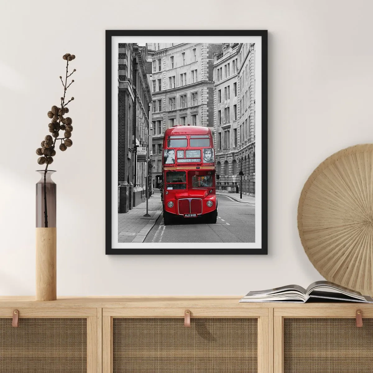 Affiche dans un cadre noir - Poster - Un bus rouge dans une rue de Londres en noir et blanc - 50x70cm - La vie de tous les jours ne doit pas être grise - Décoration murale moderne pour le salon et la chambre ARTTOR