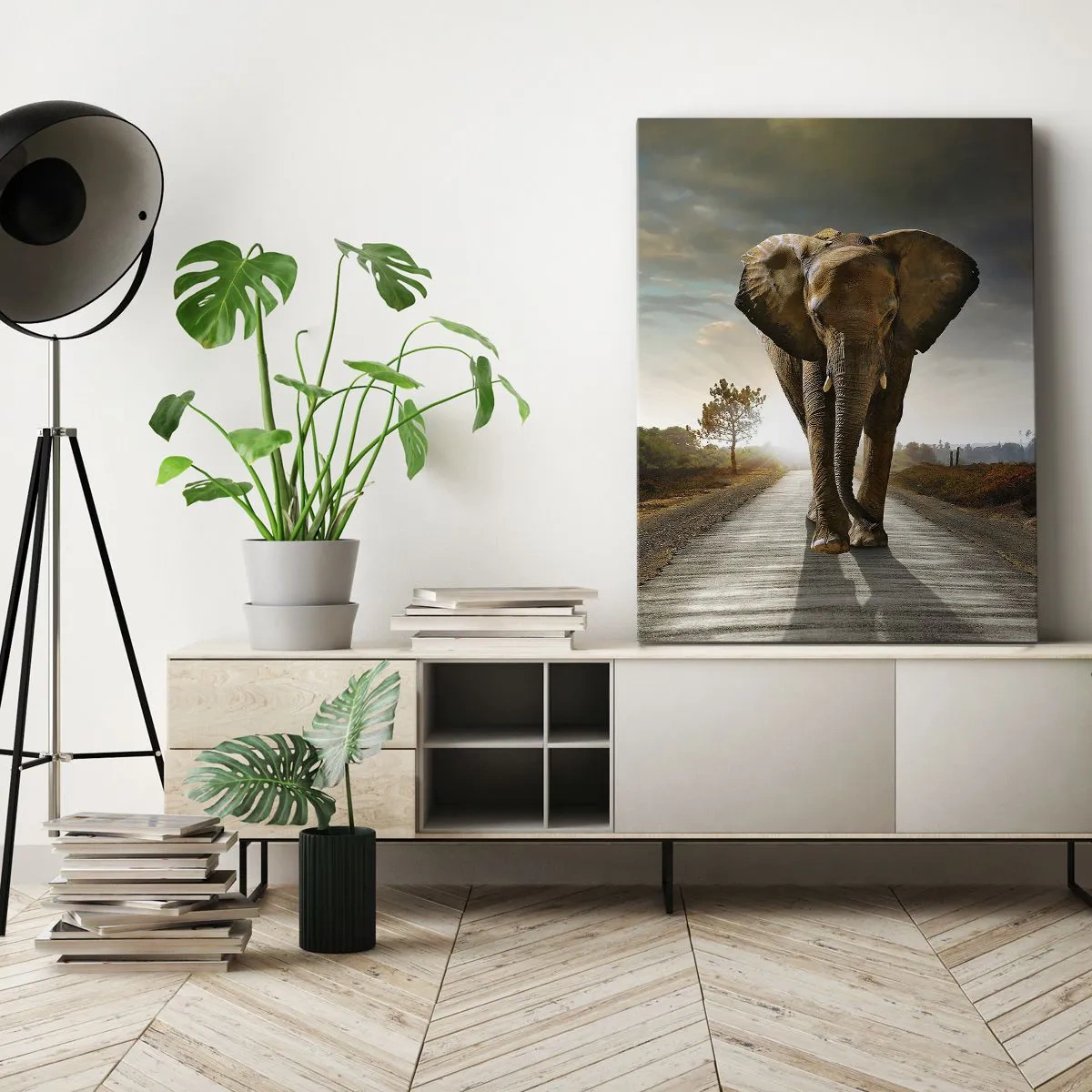 Impression sur toile - Image sur toile - Un éléphant marchant le long d'une route à travers un paysage au coucher du soleil - 50x70cm - Et pas du tout en porcelaine - Décoration murale moderne pour le salon et la chambre ARTTOR