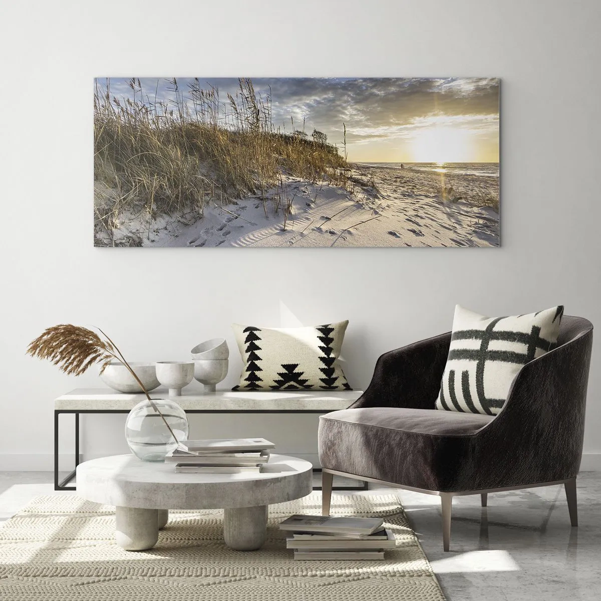 Impression sur verre - Image sur verre - Dunes avec de l'herbe et des empreintes de pas dans le sable au coucher du soleil - 140x50cm - Invitation à la ballade - Décoration murale moderne pour le salon et la chambre ARTTOR