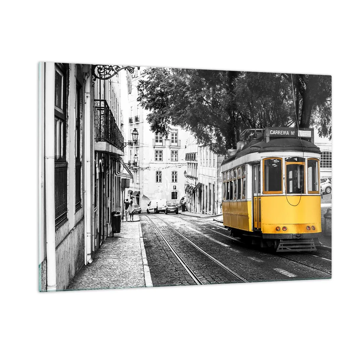 Impression sur verre - Image sur verre - Un tramway jaune sur fond de rue en noir et blanc - 120x80cm - Et du fado en arrière-plan - Décoration murale moderne pour le salon et la chambre ARTTOR