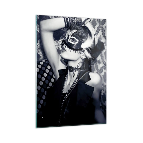 Impression sur verre - Image sur verre - Une silhouette masquée contre un mur à motifs dans des tons de noir et blanc - 50x70cm - Décorations, ornements, motifs… - Décoration murale moderne pour le salon et la chambre ARTTOR