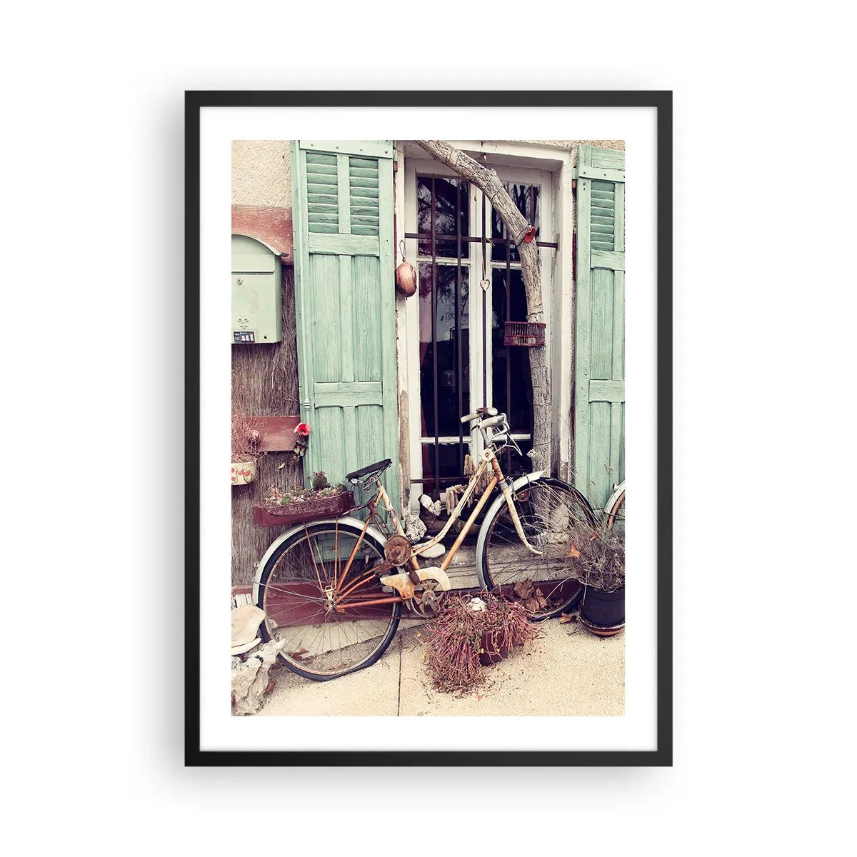 Affiche dans un cadre noir - Poster - Un vieux vélo devant des volets verts en bois - 50x70cm - Que la province vive - Décoration murale moderne pour le salon et la chambre ARTTOR