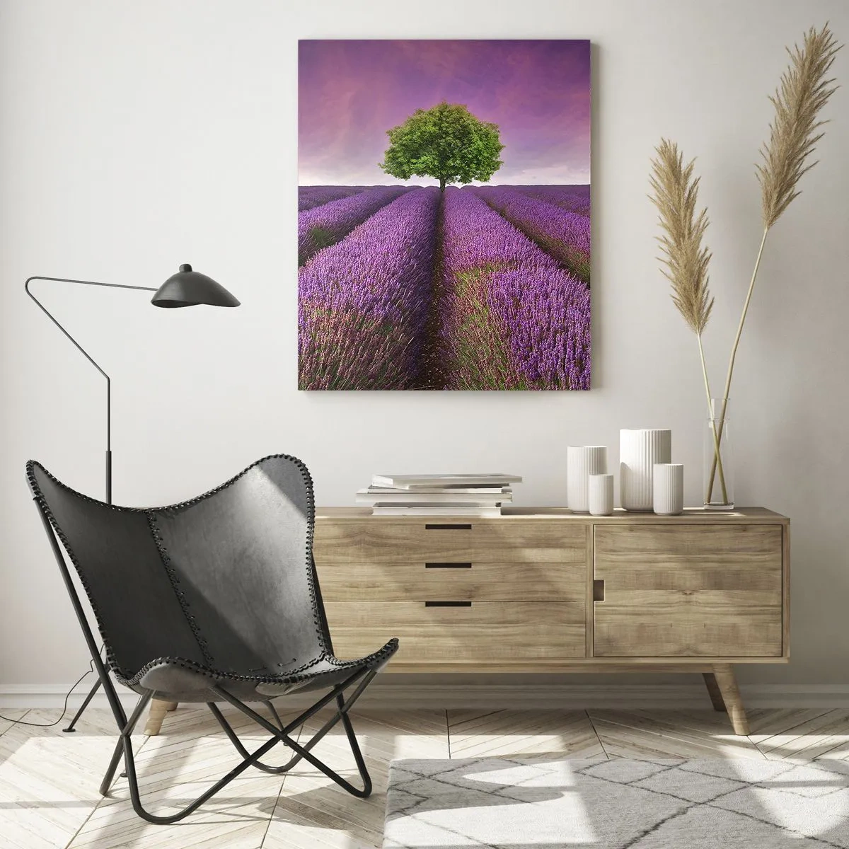Impression sur verre - Image sur verre - Un champ de lavande avec un arbre solitaire et un ciel violet - 70x100cm - Dans un champs de lavande - Décoration murale moderne pour le salon et la chambre ARTTOR