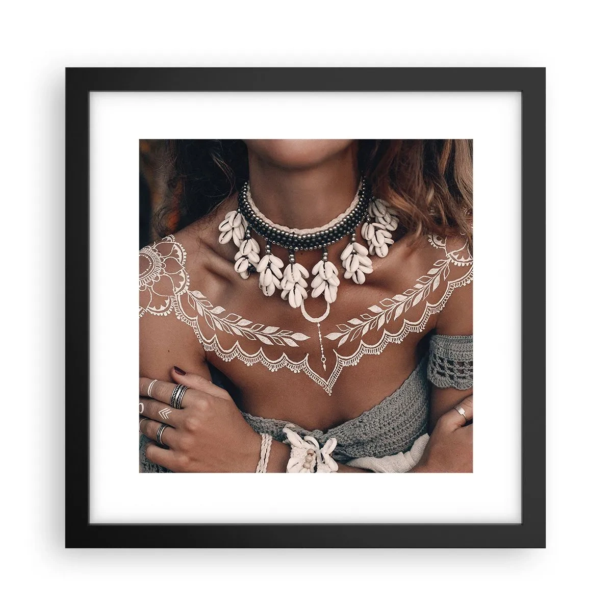 Affiche dans un cadre noir - Poster - Talismans, rituels de la féminité - 30x30 cm