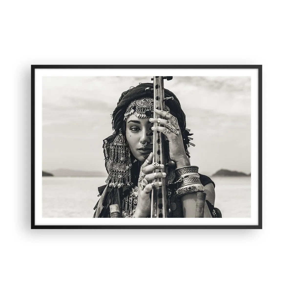 Affiche dans un cadre noir - Poster - Portrait d'une femme en bijoux ethniques tenant un instrument à la main - 100x70cm - Musique de l'Orient elle-même - Décoration murale moderne pour le salon et la chambre ARTTOR