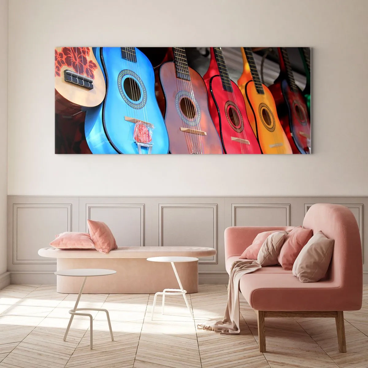 Impression sur verre - Image sur verre - Des guitares acoustiques colorées sont accrochées en rangée dans une exposition - 140x50cm - Ambiance latine - Décoration murale moderne pour le salon et la chambre ARTTOR
