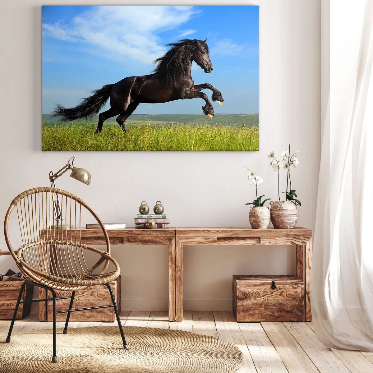 Impression sur toile - Image sur toile - Un cheval noir courant contre un ciel bleu et une prairie verte - 70x50cm - Un manifeste de liberté passionnant - Décoration murale moderne pour le salon et la chambre ARTTOR