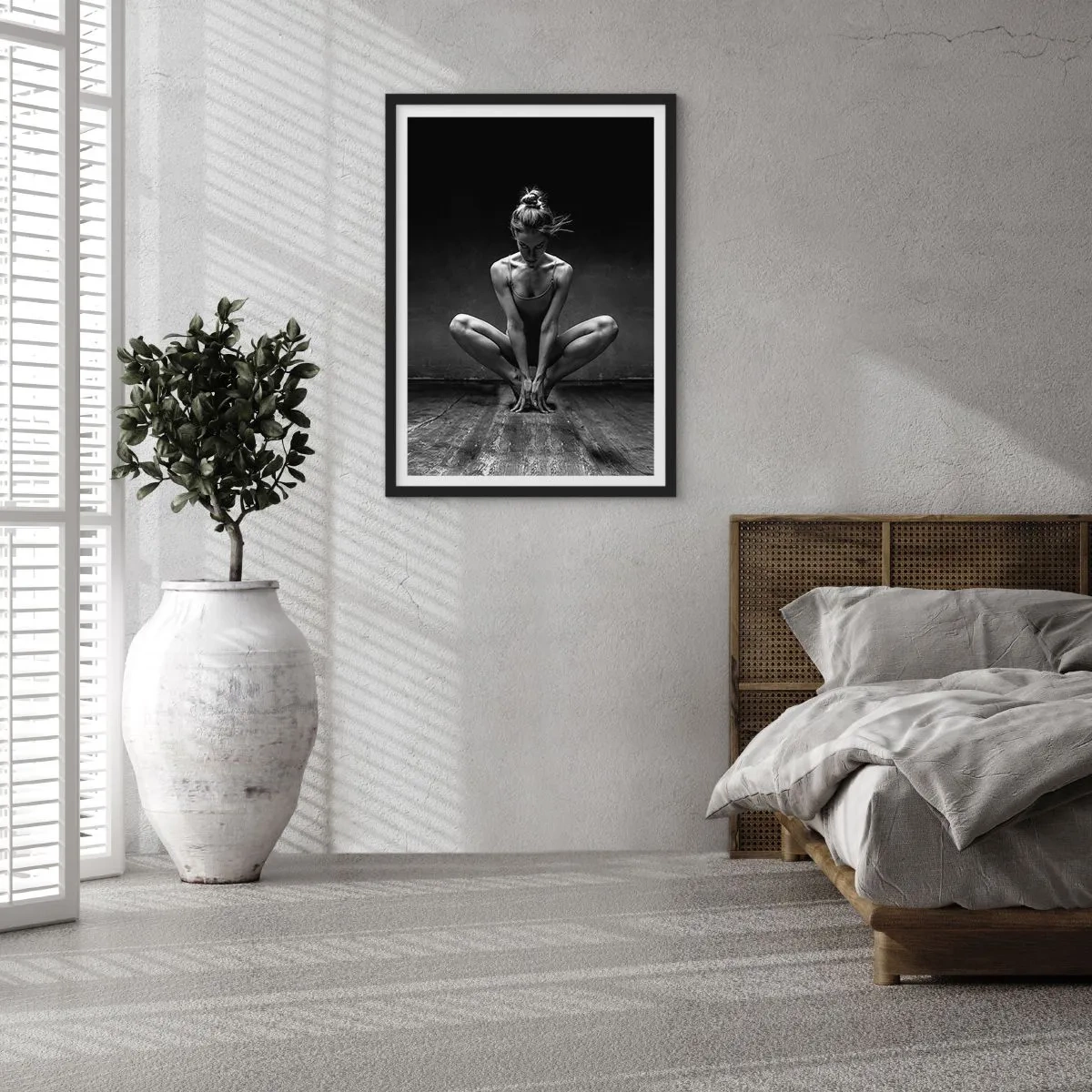 Affiche dans un cadre noir - Poster - Une photographie en noir et blanc d'une ballerine dans une pose artistique. - 50x70cm - Concentration de l'énergie de la danse - Décoration murale moderne pour le salon et la chambre ARTTOR