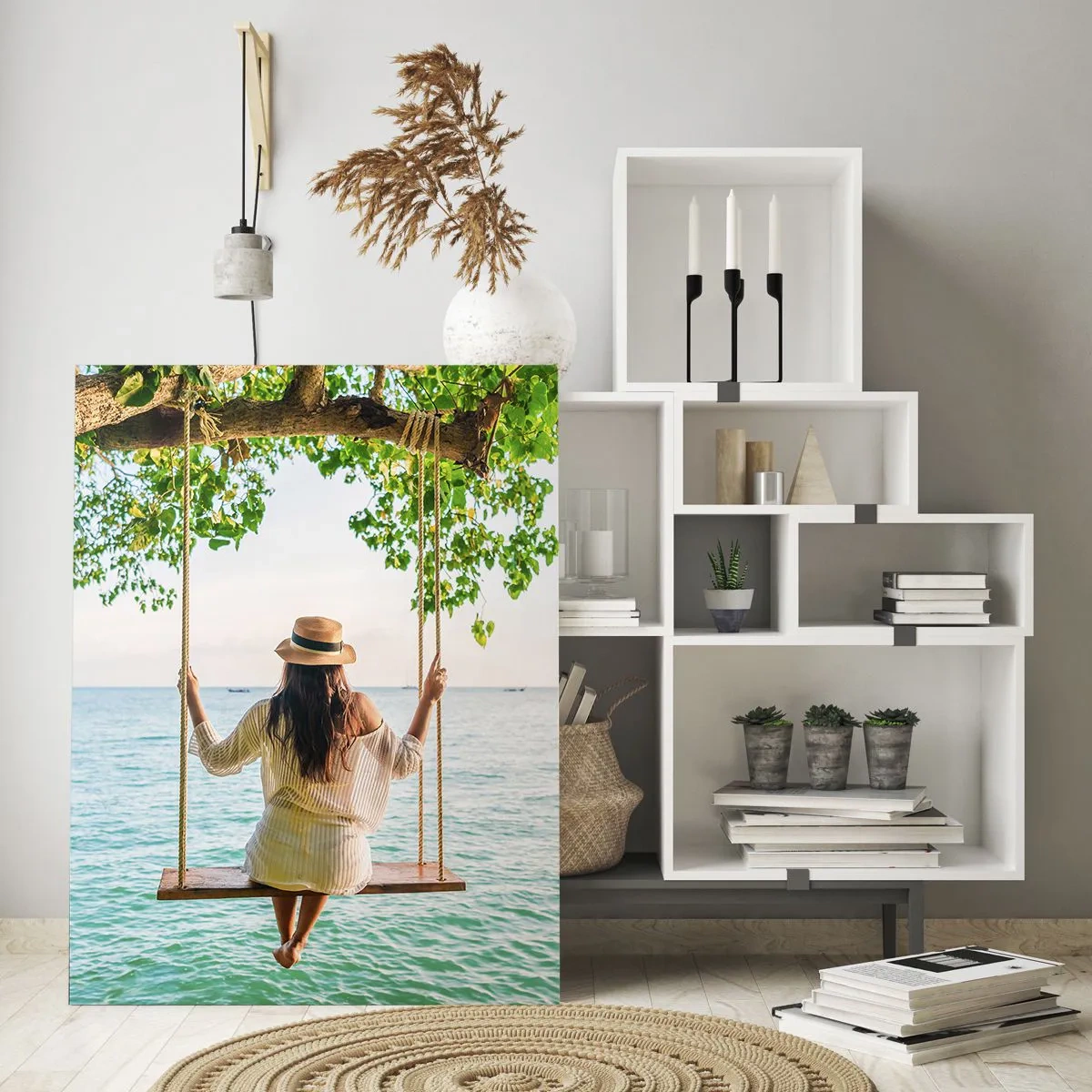 Impression sur verre - Image sur verre - Femme sur une balançoire au bord de la mer dans un paysage tropical - 80x120cm - La vie est belle - Décoration murale moderne pour le salon et la chambre ARTTOR