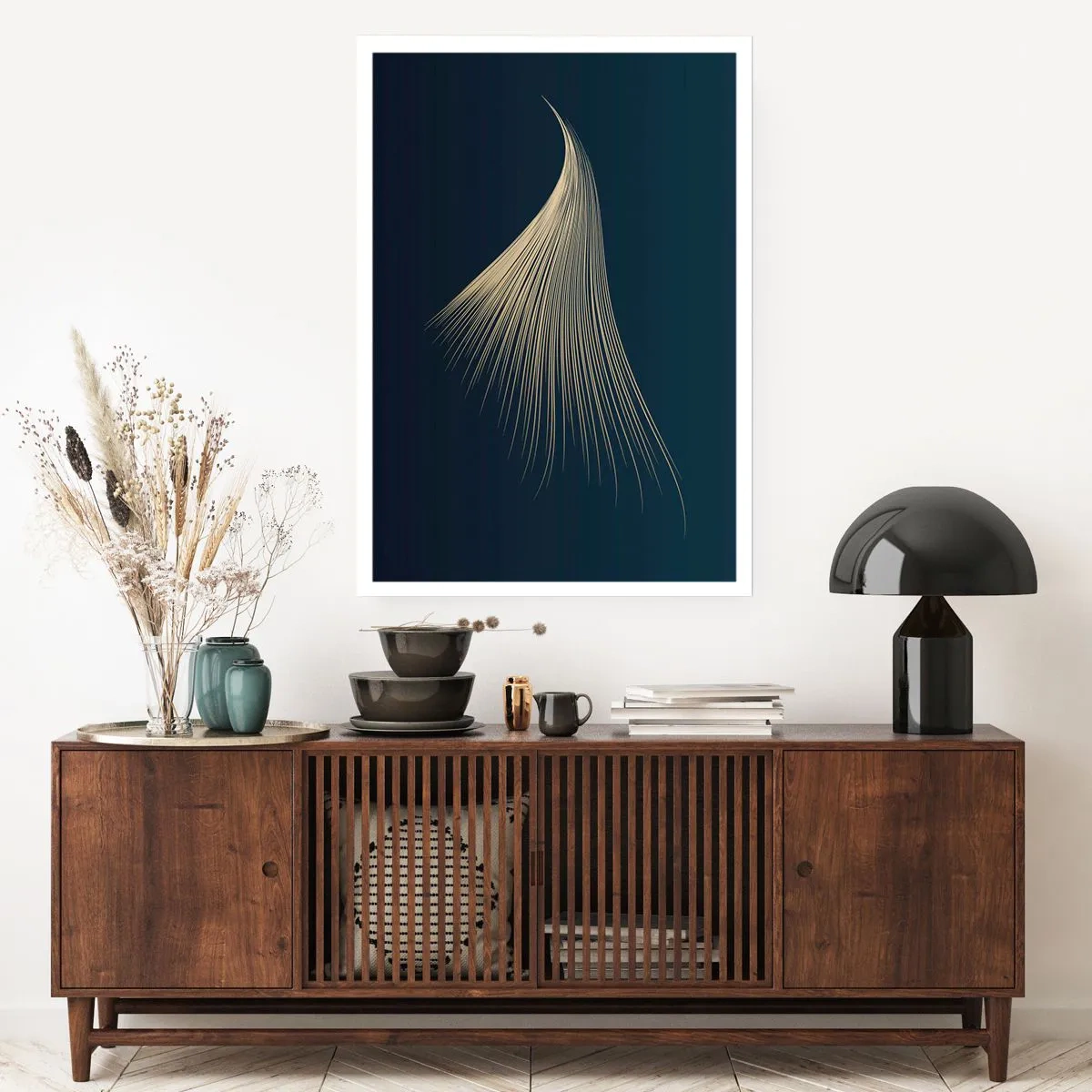 Affiche - Poster - Une forme abstraite dorée ressemblant à une mèche de cheveux sur un fond bleu marine. - 50x70cm - Comme les cheveux d'un ange - Décoration murale moderne pour le salon et la chambre ARTTOR