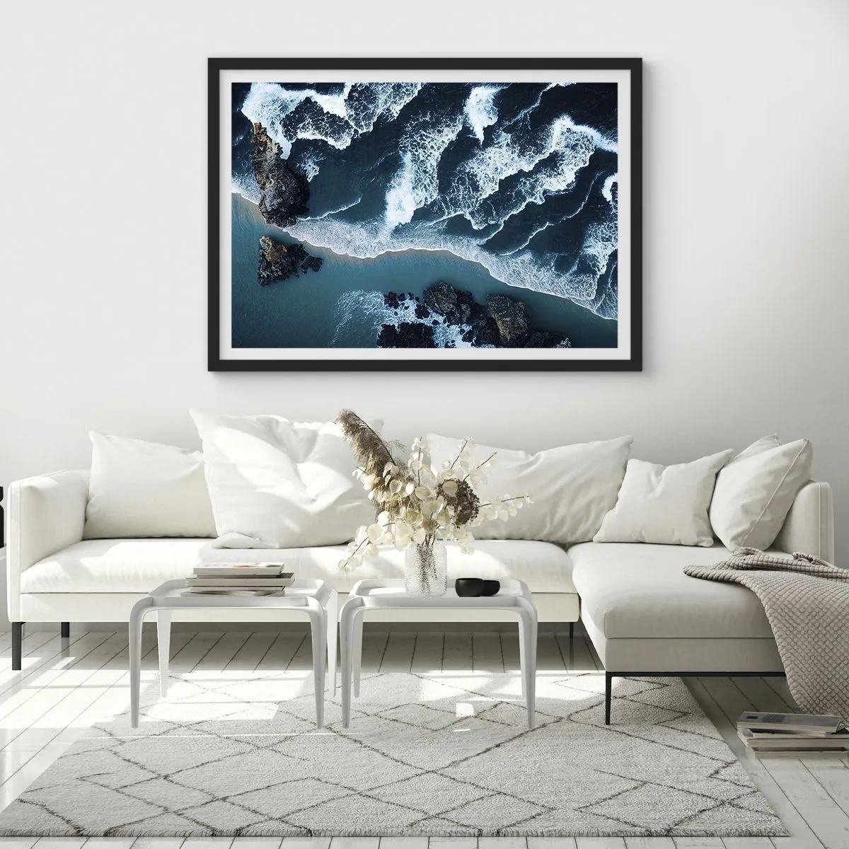 Affiche dans un cadre noir - Poster - Vue aérienne des vagues s'écrasant sur le rivage - 100x70cm - Enveloppé par les vagues - Décoration murale moderne pour le salon et la chambre ARTTOR