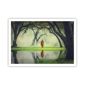Affiche - Poster - Un moine en robe orange dans une forêt avec un fond brumeux et un reflet dans l'eau. - 100x70cm - En route vers l'illumination - Décoration murale moderne pour le salon et la chambre ARTTOR
