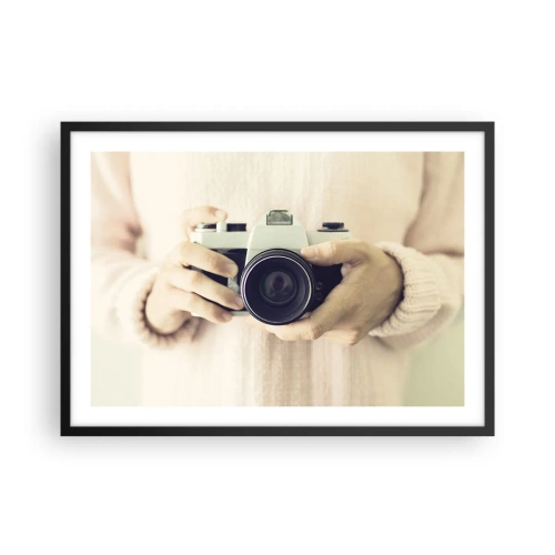 Affiche dans un cadre noir - Poster - Appareil photo rétro tenu en main sur un fond clair - 70x50cm - Pour voir plus ... - Décoration murale moderne pour le salon et la chambre ARTTOR
