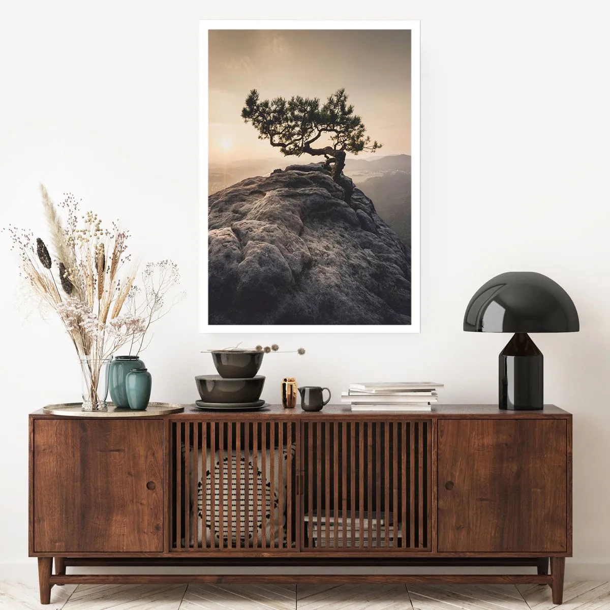 Affiche - Poster - Un arbre solitaire sur un pic rocheux à la lumière du soleil couchant - 50x70cm - La vie gagne toujours - Décoration murale moderne pour le salon et la chambre ARTTOR