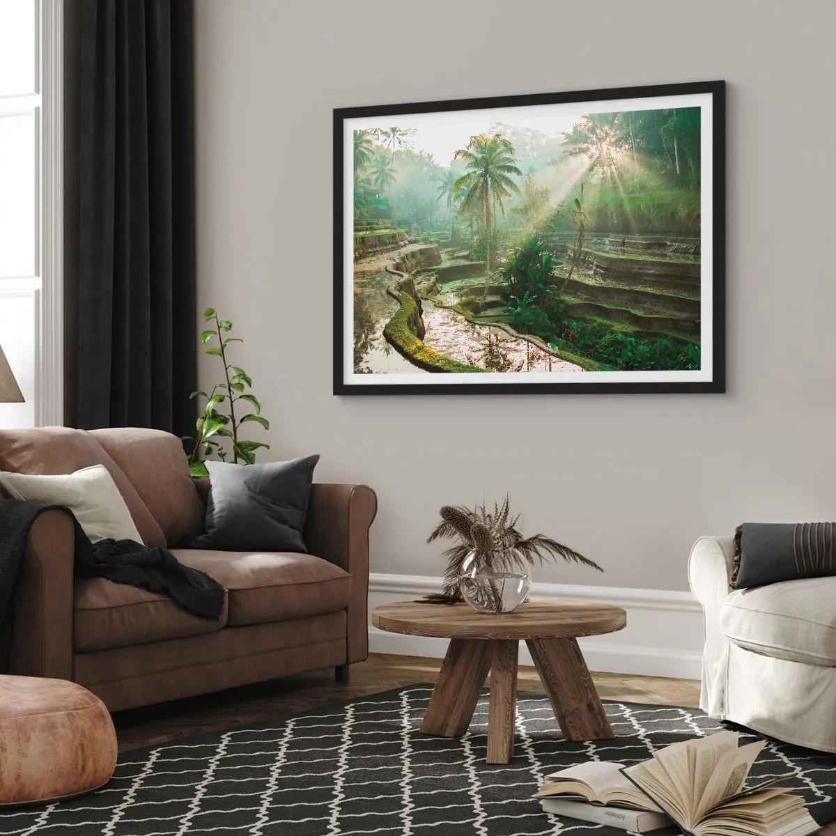 Affiche dans un cadre noir - Poster - Rizières en terrasses avec palmiers sous les rayons du soleil - 100x70cm - Grandir au soleil - Décoration murale moderne pour le salon et la chambre ARTTOR