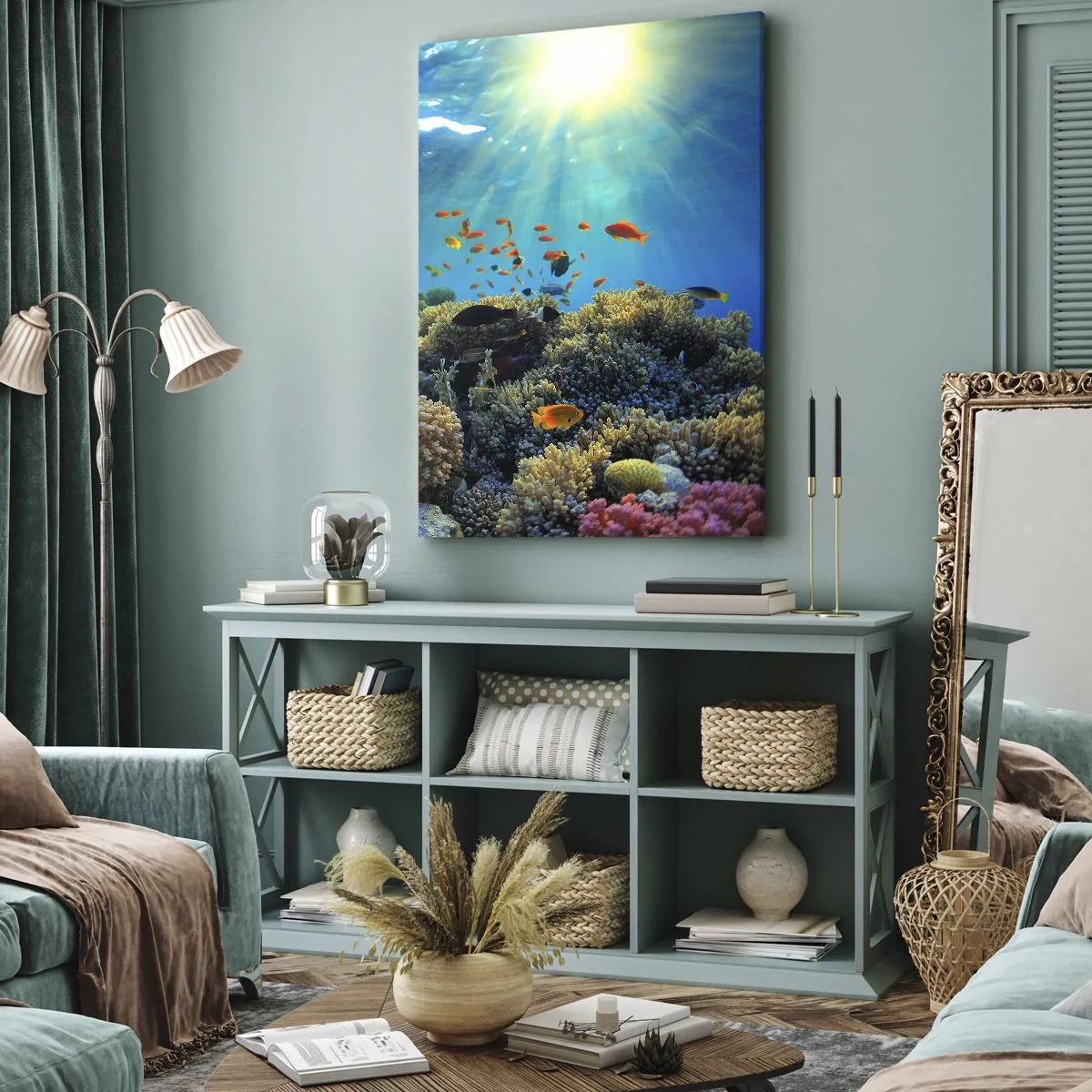 Impression sur toile - Image sur toile - Récif corallien avec des poissons sous les rayons du soleil sous l'eau - 50x70cm - Trésor sous-marin - Décoration murale moderne pour le salon et la chambre ARTTOR