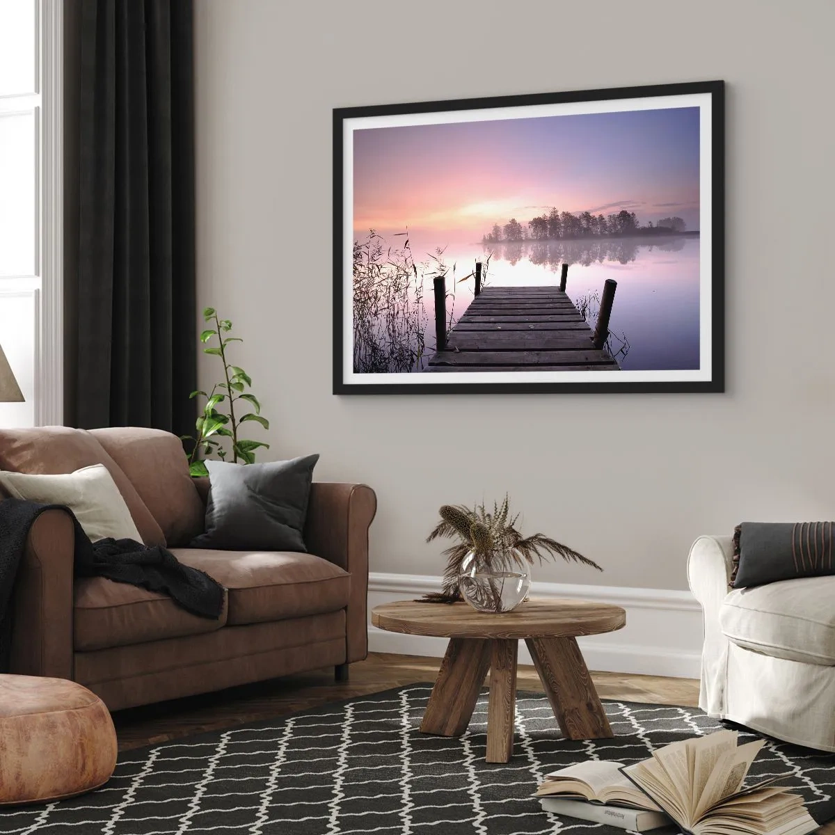 Affiche dans un cadre noir - Poster - Une jetée au bord du lac à l'aube avec du brouillard et un ciel pastel - 100x70cm - De la brume lilas… - Décoration murale moderne pour le salon et la chambre ARTTOR