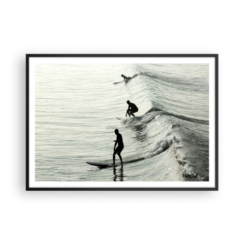 Affiche dans un cadre noir - Poster - Surfeurs sur les vagues dans une photo monochrome - 100x70cm - A la rencontre de la vague - Décoration murale moderne pour le salon et la chambre ARTTOR