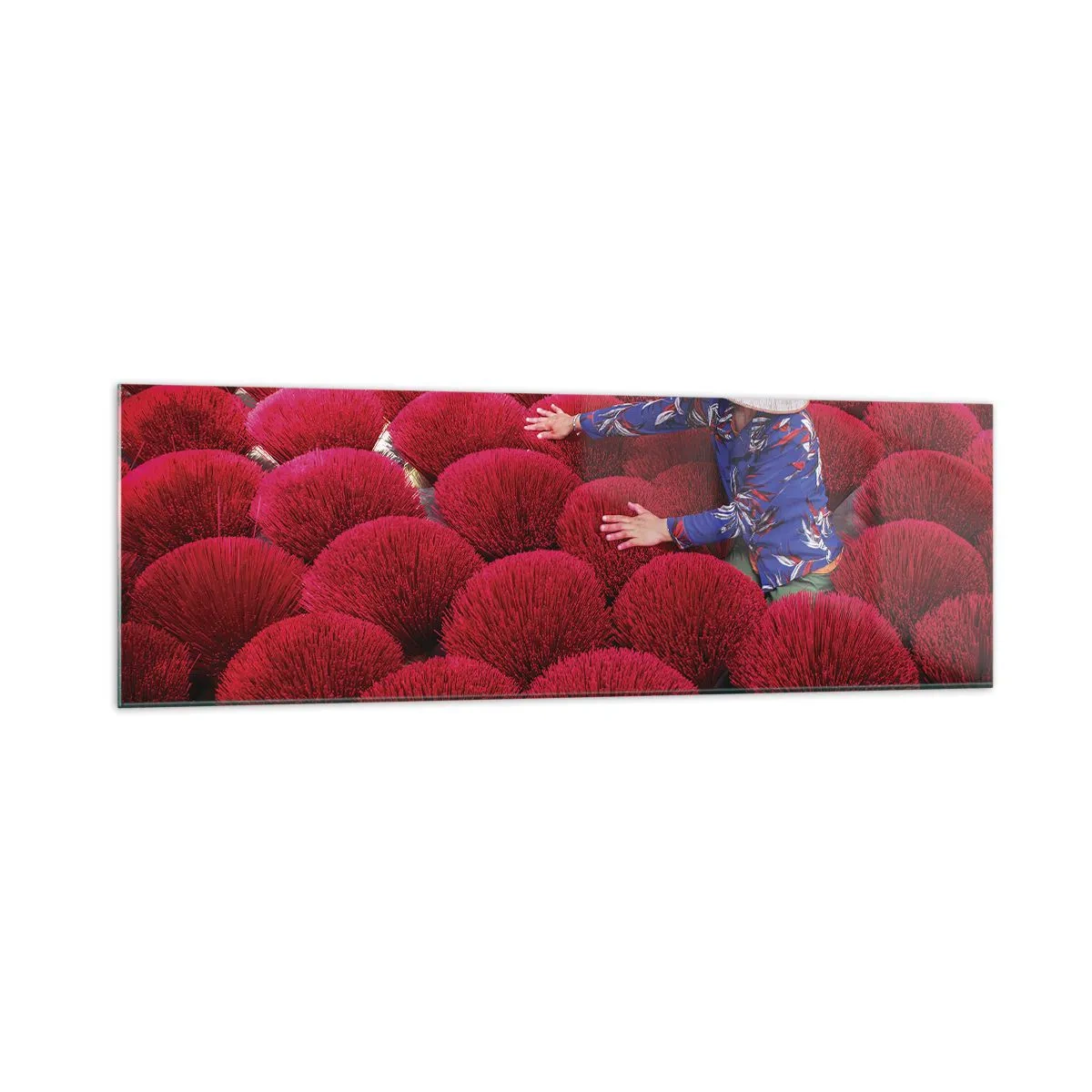 Impression sur verre - Image sur verre - Une femme portant un chapeau traditionnel parmi des bâtons d'encens rouges - 160x50cm - Dans un champ de riz - Décoration murale moderne pour le salon et la chambre ARTTOR