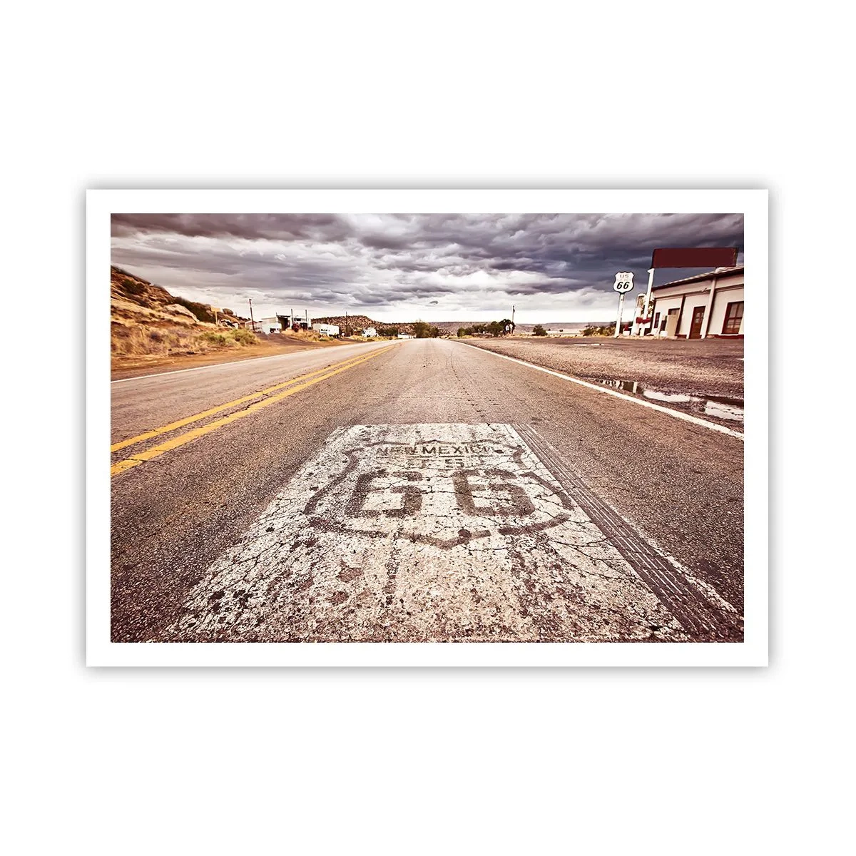 Affiche - Poster - Route 66 dans un climat désertique avec un ciel pittoresque - 100x70cm - Mother Road - une légende américaine - Décoration murale moderne pour le salon et la chambre ARTTOR