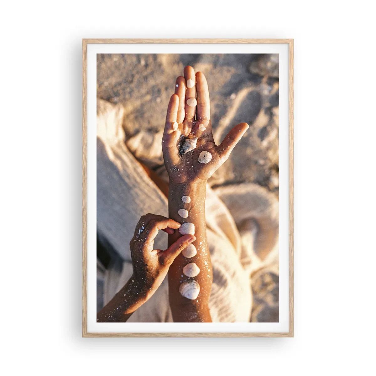 Affiche dans un chêne clair - Poster - La beauté à portée de main - 70x100 cm