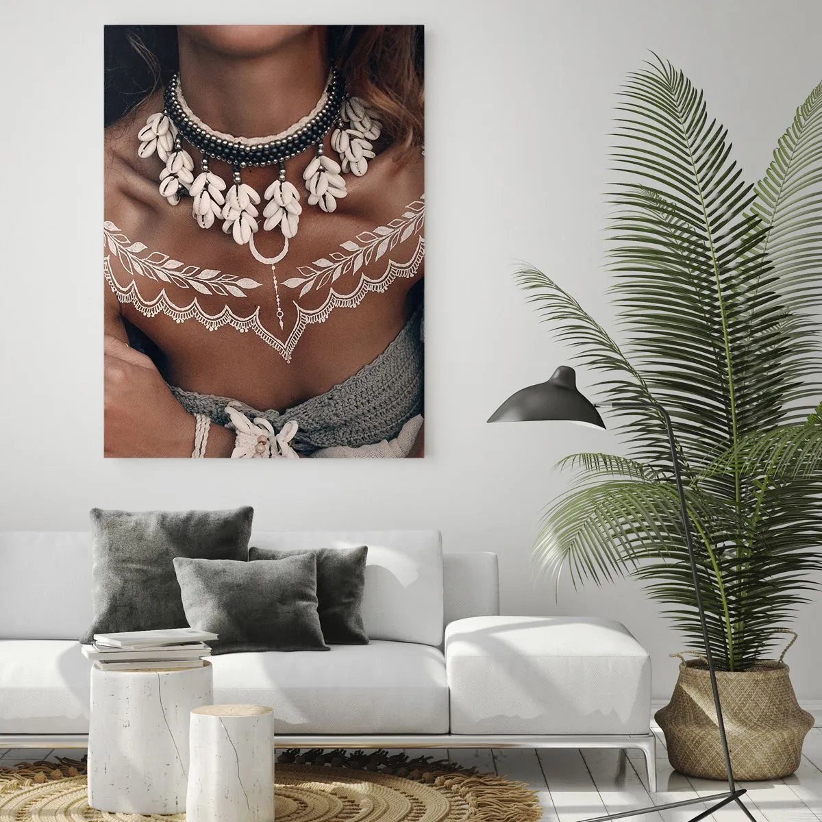 Impression sur verre - Image sur verre - Gros plan d'une femme portant un collier de coquillages et un tatouage blanc - 50x70cm - Talismans, rituels de la féminité - Décoration murale moderne pour le salon et la chambre ARTTOR