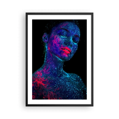Affiche dans un cadre noir - Poster - Une femme couverte de pollen fluorescent sous une lumière UV. - 50x70cm - Dans la poussière d'étoiles - Décoration murale moderne pour le salon et la chambre ARTTOR