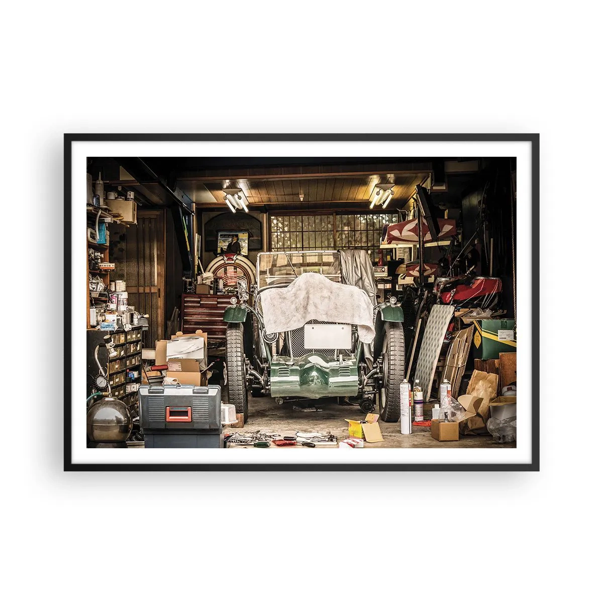 Affiche dans un cadre noir - Poster - Une vieille voiture dans un garage entourée d'outils et d'équipements - 100x70cm - Retour vers le passé - Décoration murale moderne pour le salon et la chambre ARTTOR