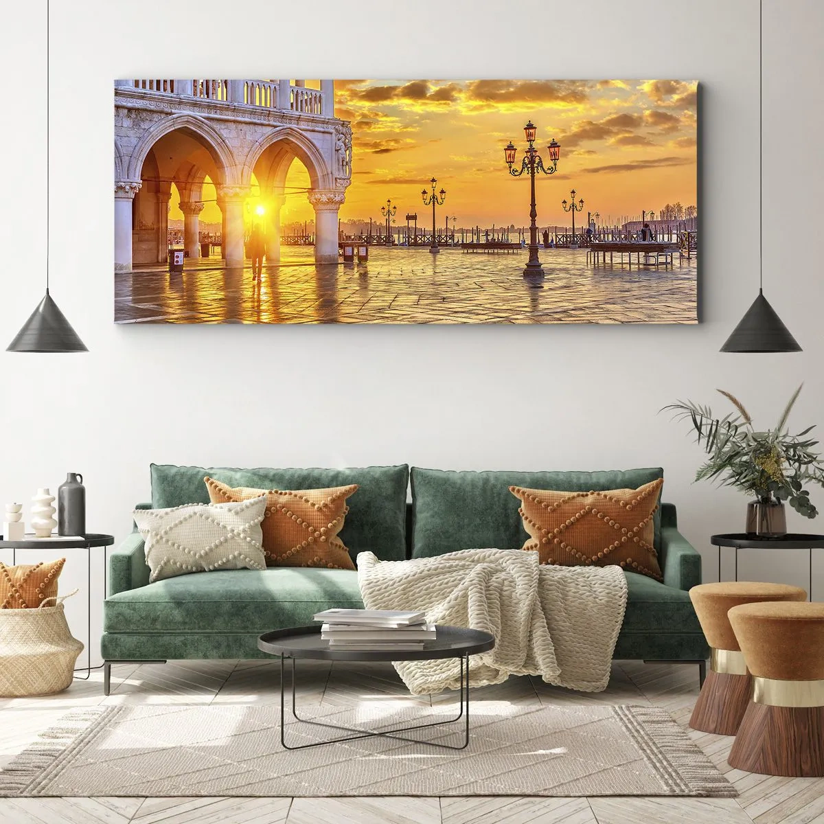 Impression sur toile - Image sur toile - Coucher de soleil doré sur la place de la ville avec des arcades et des lampes - 120x50cm - Où est tout le monde? - Décoration murale moderne pour le salon et la chambre ARTTOR