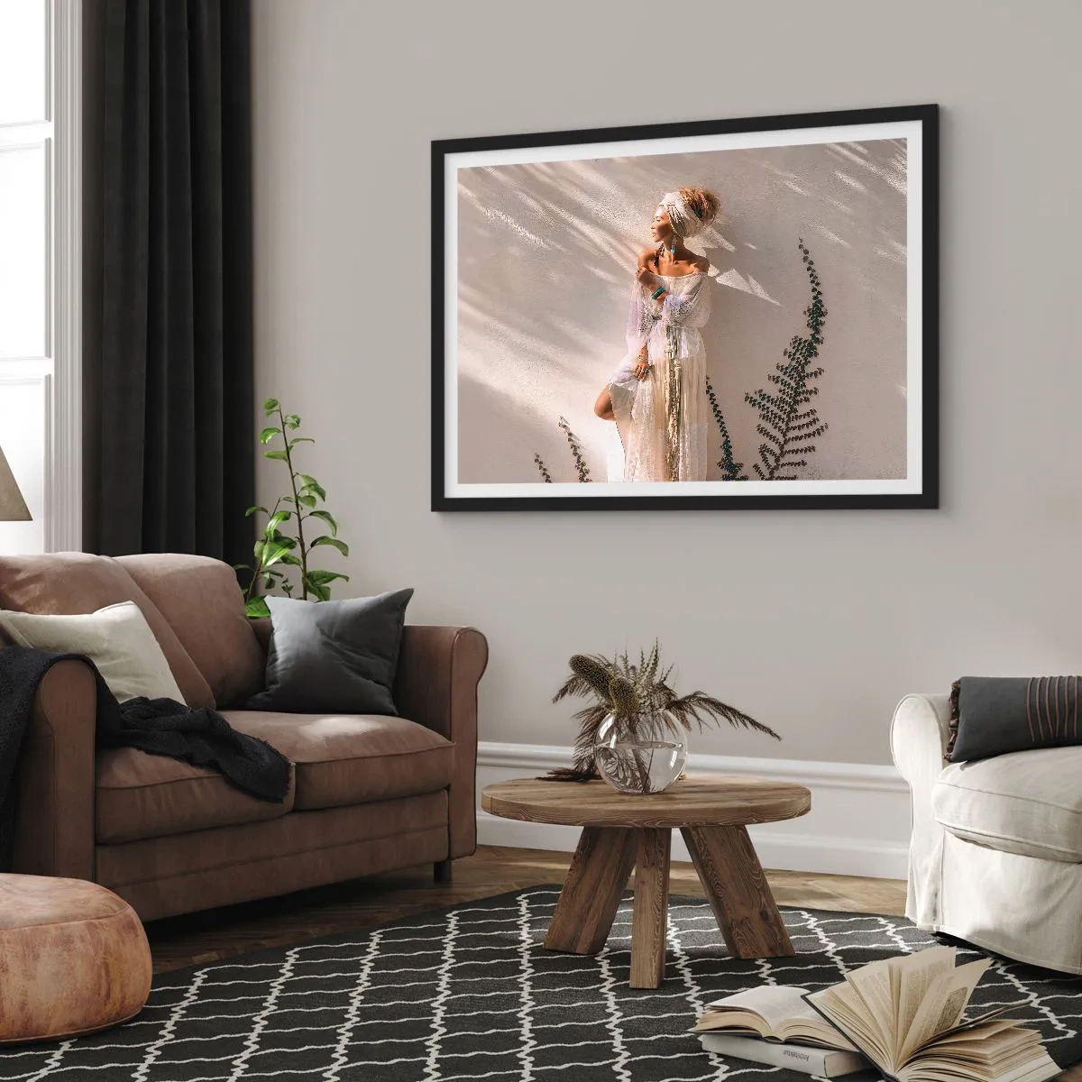 Affiche dans un cadre noir - Poster - Une femme au style bohème illuminée par les rayons du soleil - 100x70cm - Le soleil et la fille - Décoration murale moderne pour le salon et la chambre ARTTOR