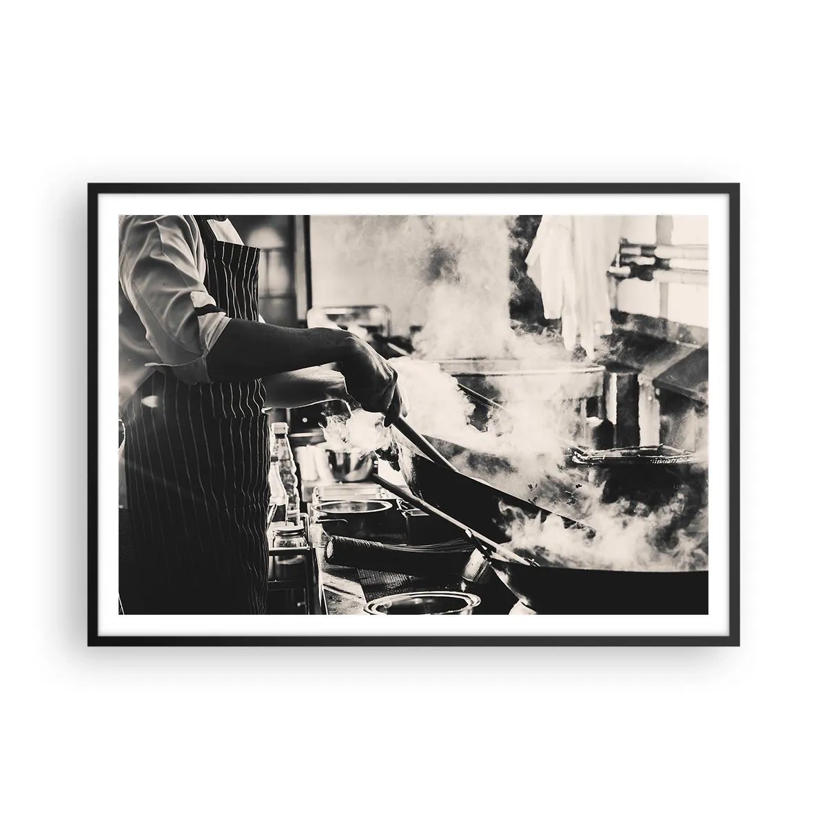 Affiche dans un cadre noir - Poster - Un chef au travail dans la cuisine avec de la vapeur s'élevant d'une poêle à frire - 100x70cm - Alchimie des saveurs - Décoration murale moderne pour le salon et la chambre ARTTOR