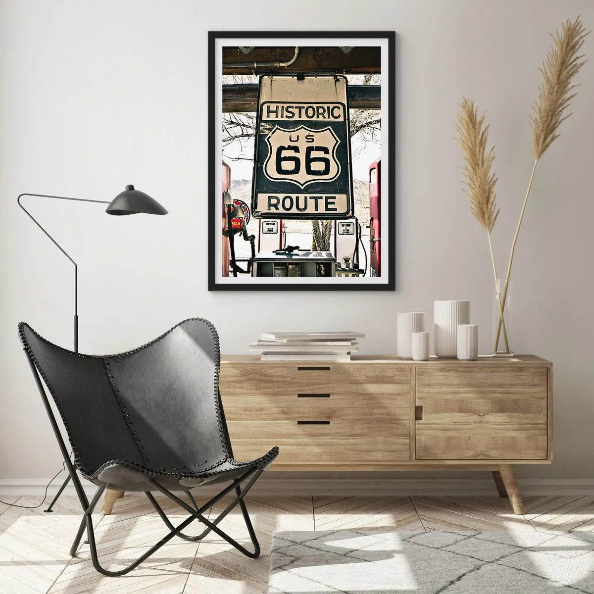 Affiche dans un cadre noir - Poster - Panneau Route 66 devant une station-service - 50x70cm - Voyage rétro américain - Décoration murale moderne pour le salon et la chambre ARTTOR