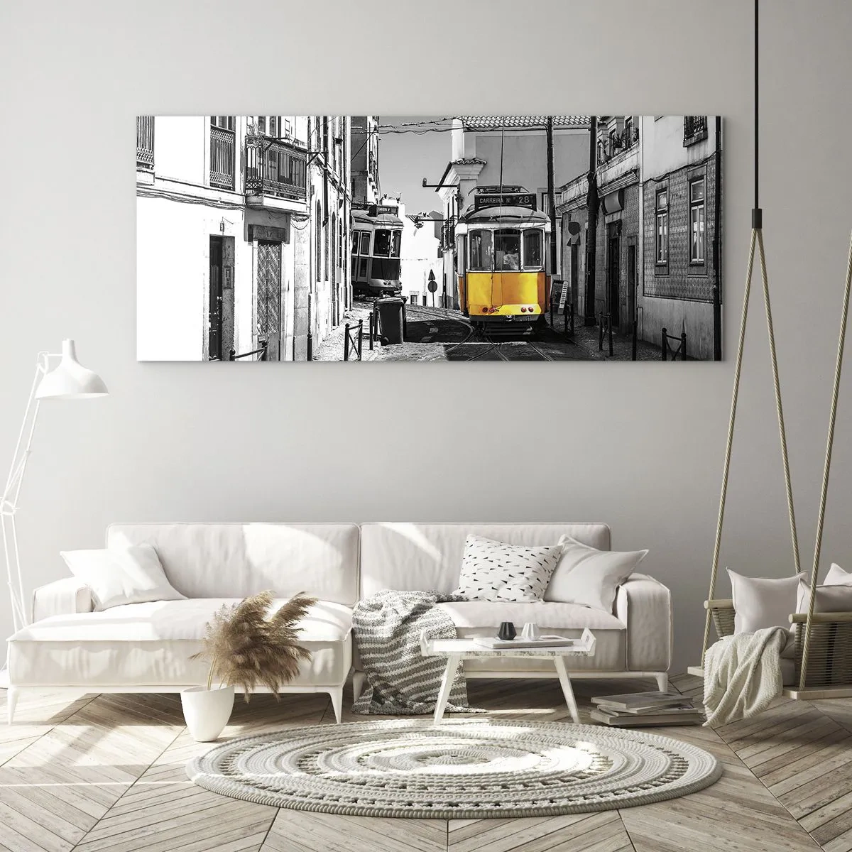 Impression sur verre - Image sur verre - Un tramway jaune dans les rues de Lisbonne dans un décor monochrome - 140x50cm - L'âme de Lisbonne - Décoration murale moderne pour le salon et la chambre ARTTOR