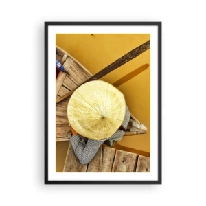 Affiche dans un cadre noir - Poster - Un chapeau traditionnel sur fond de bateau en bois et d'eau. - 50x70cm - La vie sur le fleuve Jaune - Décoration murale moderne pour le salon et la chambre ARTTOR